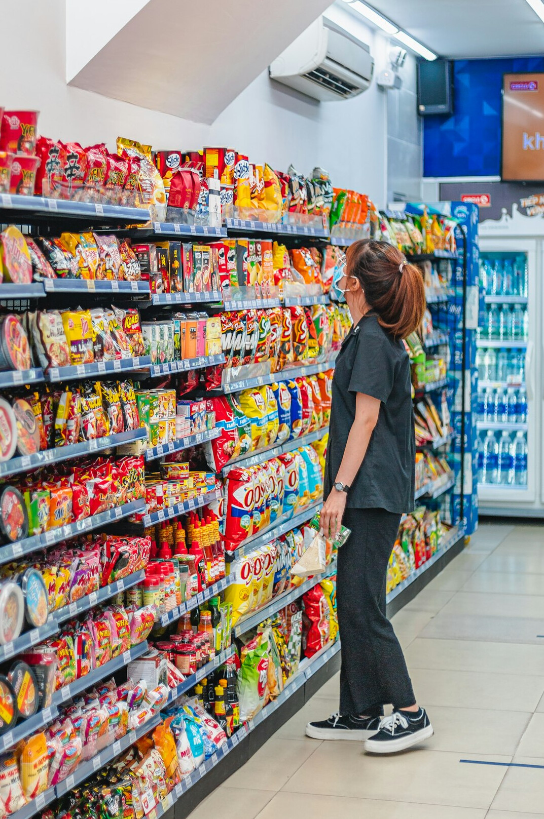 store detective observing shopper